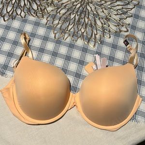 NWT 36DDD Victoria Secret Bra.